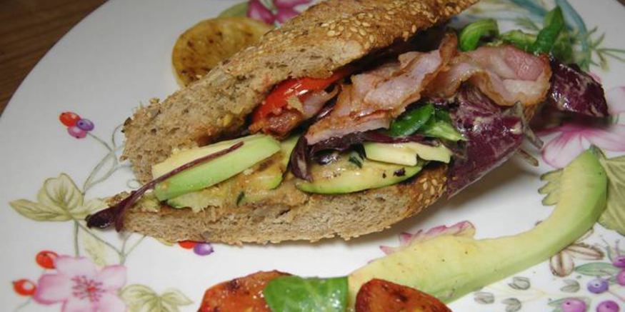 Рецепт сэндвича с цукини, помидорами и авокадо