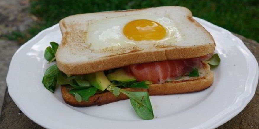 Рецепт сэндвича с яйцом, семгой и авокадо
