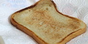 сэндвич с яйцом, семгой и авокадо