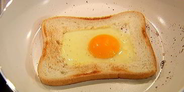 сэндвич с яйцом, семгой и авокадо