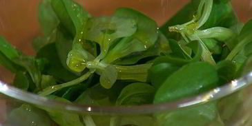 сэндвич с яйцом, семгой и авокадо