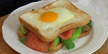 сэндвич с яйцом, семгой и авокадо