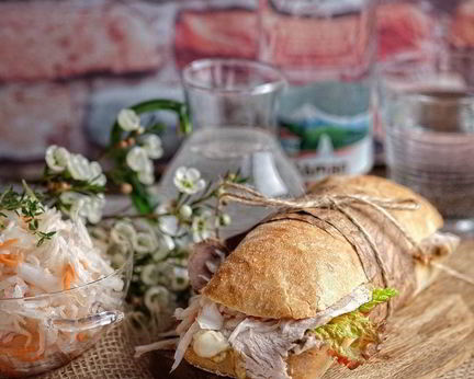 Сэндвич с запеченной свининой и квашеной капустой