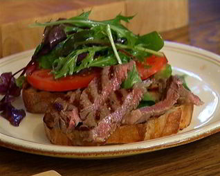 Сэндвич со стейком, помидором и авокадо