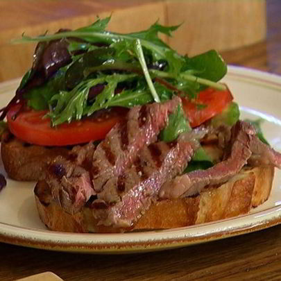 Сэндвич со стейком, помидором и авокадо