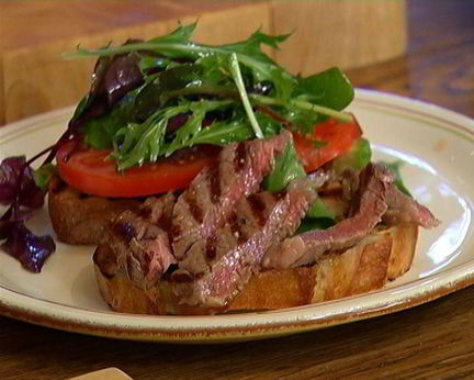 Сэндвич со стейком, помидором и авокадо