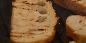 сэндвич со стейком, помидором и авокадо