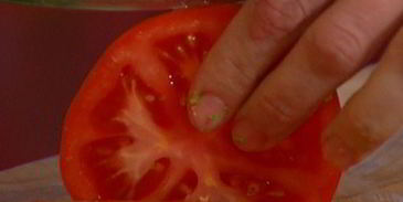 сэндвич со стейком, помидором и авокадо