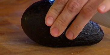 сэндвич со стейком, помидором и авокадо