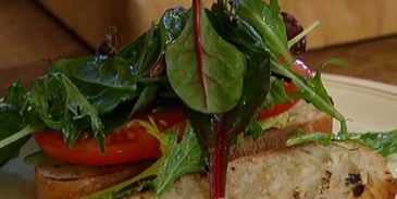 сэндвич со стейком, помидором и авокадо