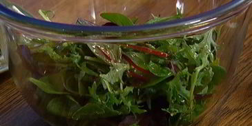 сэндвич со стейком, помидором и авокадо