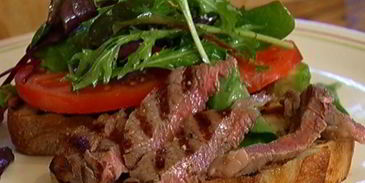 сэндвич со стейком, помидором и авокадо