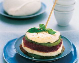 Сэндвичи с моцареллой, маринованным тунцом и зелеными помидорами