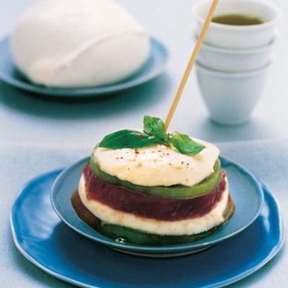 Сэндвичи с моцареллой, маринованным тунцом и зелеными помидорами