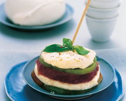 Сэндвичи с моцареллой, маринованным тунцом и зелеными помидорами