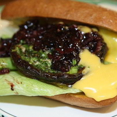 Сэндвичи с портобелло, шалотом и чесночным майонезом