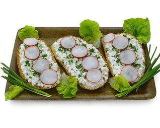 Сэндвичи с редиской, зеленым луком, кунжутом и имбирем