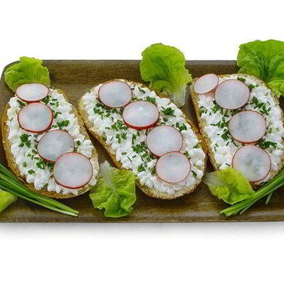 Сэндвичи с редиской, зеленым луком, кунжутом и имбирем