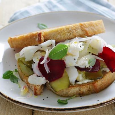 Сэндвичи с северной рыбой, яблоками и свеклой