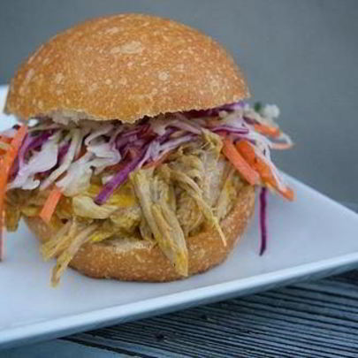 Сэндвичи со свининой, жареной в пиве с овощами