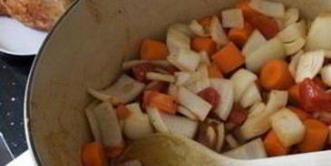 сэндвичи со свининой, жареной в пиве с овощами