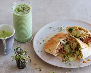 Сэндвичи в пите со свининой и йогуртовым соусом