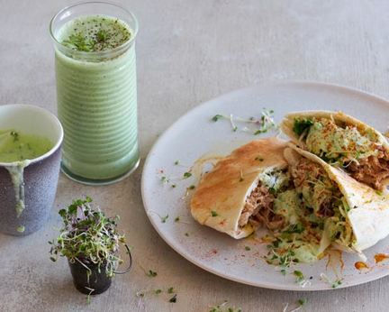 Сэндвичи в пите со свининой и йогуртовым соусом