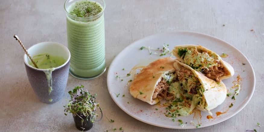 Рецепт сэндвичей в пите со свининой и йогуртовым соусом