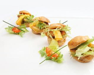 Заварной мини-сэндвич с сырным ассорти, маринованной грушей и листьями