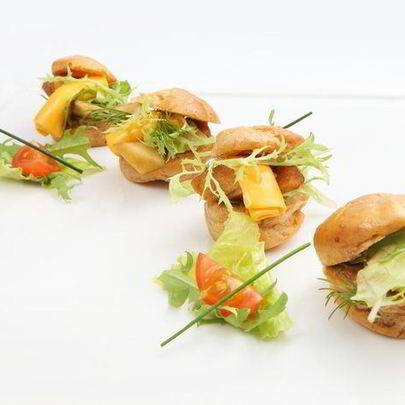 Заварной мини-сэндвич с сырным ассорти, маринованной грушей и листьями