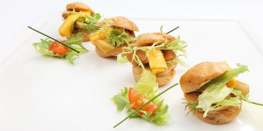 Рецепт заварного мини-сэндвича с сырным ассорти, маринованной грушей и листьями