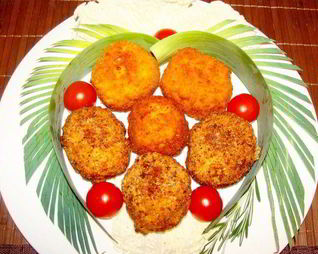 Сырные шарики с начинкой в ореховой панировке под пьяной клюквой