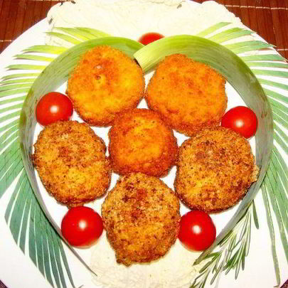 Сырные шарики с начинкой в ореховой панировке под пьяной клюквой