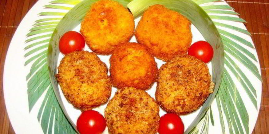 Рецепт сырных шариков с начинкой в ореховой панировке под пьяной клюквой