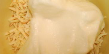 сырные шарики с начинкой в ореховой панировке под пьяной клюквой