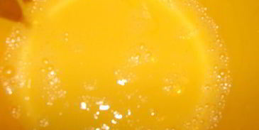 сырные шарики с начинкой в ореховой панировке под пьяной клюквой