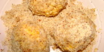 сырные шарики с начинкой в ореховой панировке под пьяной клюквой