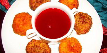 сырные шарики с начинкой в ореховой панировке под пьяной клюквой