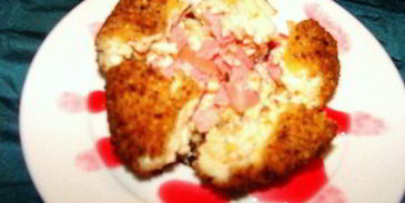 сырные шарики с начинкой в ореховой панировке под пьяной клюквой