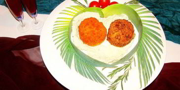 сырные шарики с начинкой в ореховой панировке под пьяной клюквой