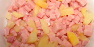 сырные шарики с начинкой в ореховой панировке под пьяной клюквой