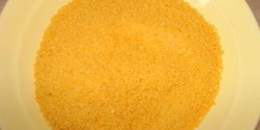 сырные шарики с начинкой в ореховой панировке под пьяной клюквой