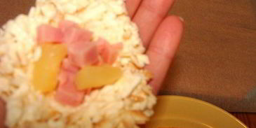 сырные шарики с начинкой в ореховой панировке под пьяной клюквой