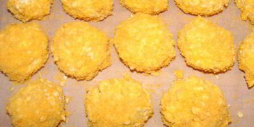 сырные шарики с начинкой в ореховой панировке под пьяной клюквой