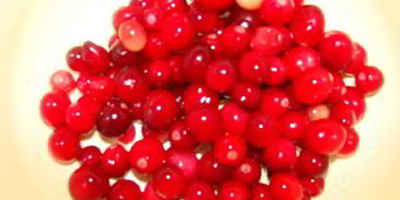 сырные шарики с начинкой в ореховой панировке под пьяной клюквой