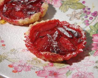 Ароматные тарталетки со сливами