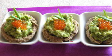 хлебные тарталетки с авокадно-яичным салатом