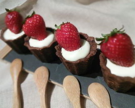 Шоколадные тарталетки с панна коттой и клубникой