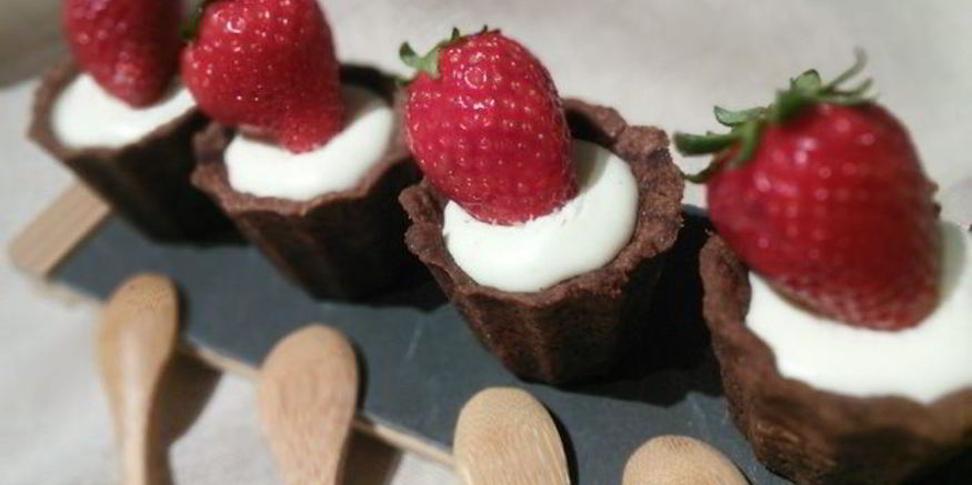 Рецепт шоколадных тарталеток с панна коттой и клубникой