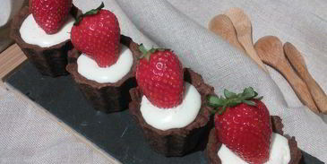 шоколадные тарталетки с панна коттой и клубникой